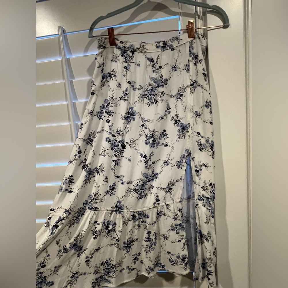 NWT Abercrombie Blue Floral 2-Piece Set | Crop Top + Midi Skirt | Size L - Picture 4 of 7